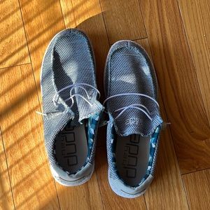 Men’s Hey Dudes size 11